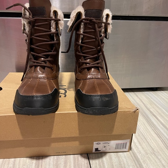 UGG Adirondack Boots - Picture 4 of 6